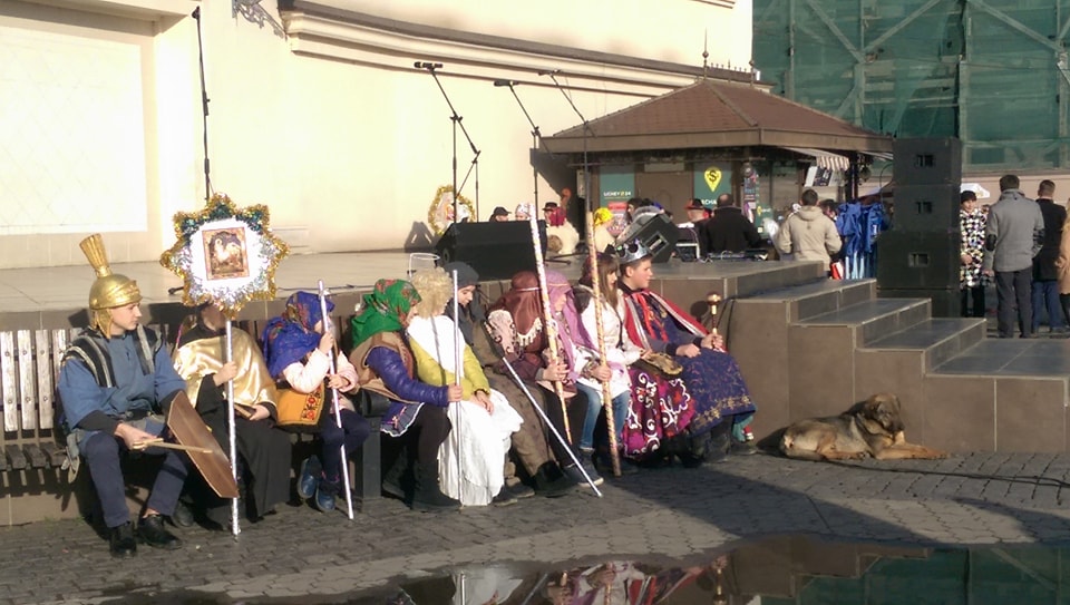 В Ужгороді перехожих різдвяно розважали вертепним дійством (ФОТО)