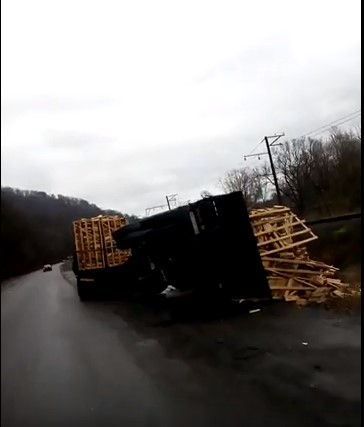 На Перечинщині перекинувся причіп із лісоматеріалом (ВІДЕО)