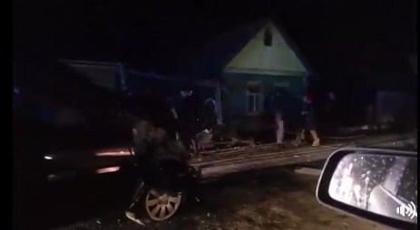 У Рахові автомобіль "зніс" автобусну зупинку та врізався в огорожу будинку (ВІДЕО)