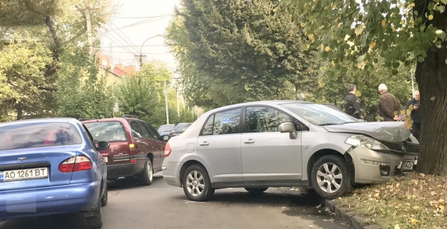 В Ужгороді Nissan врізався у дерево (ФОТО)