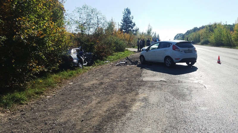 У ДТП під Мукачевим постраждали троє людей, одна людина – в реанімації (ФОТО, ВІДЕО)