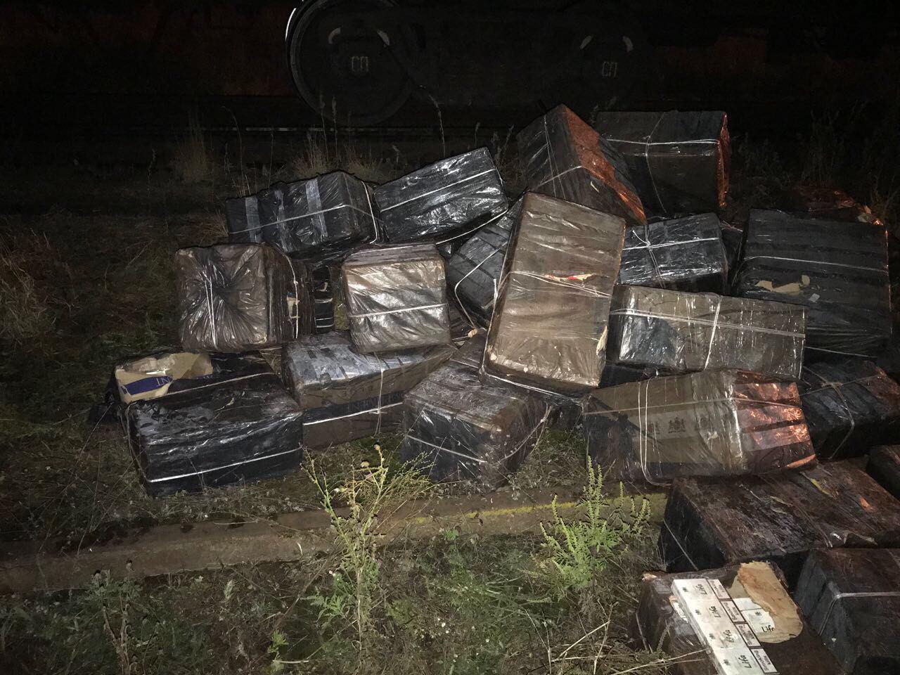 На Закарпатті у котунах в поїзді до Угорщини виявили майже 15 тисяч пачок сигарет (ФОТО)