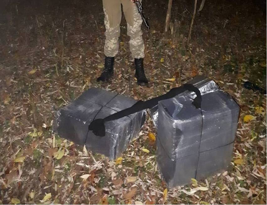 Три пакунки з сигаретами покинули контрабандисти, тікаючи на Закарпатті від прикордонників (ФОТО) 