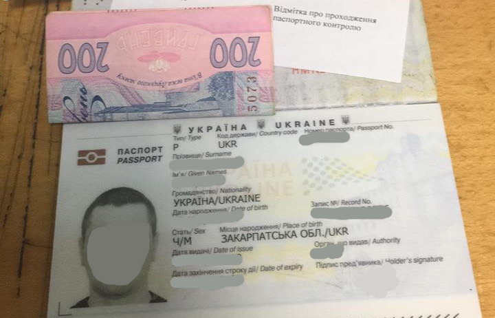 На Закарпатті водій "євробляхи" намагався "відкупитися" від митника 200 гривнями (ФОТО)