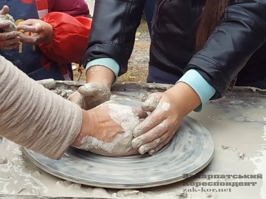 В Ужгороді у скансені майстри з усього Закарпаття "фестивально" відроджували гончарні традиції (ФОТО)