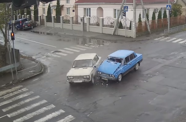 У Виноградові зіткнулися два "ВАЗи". З одного авто винесли дитину (ВІДЕО)