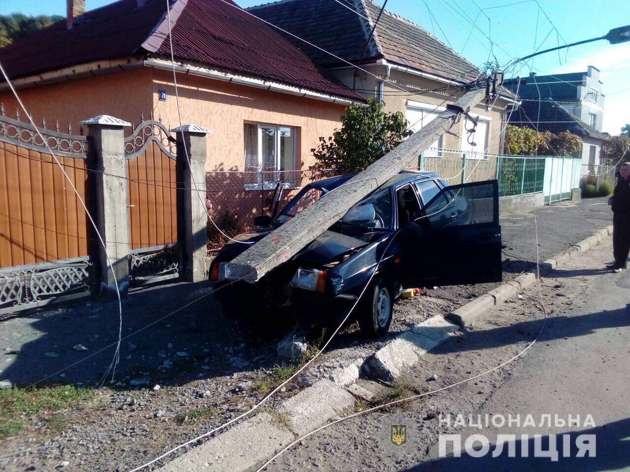 В організмі водія, що в Мукачеві за кермом ВАЗу зніс стовп, виявили 2,24 проміле алкоголю (ФОТО)