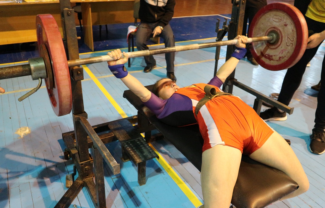 Понад 60 спортсменів змагалися в Ужгороді на чемпіонаті області з пауерліфтингу з жиму лежачи і класичного жиму лежачи (ФОТО)