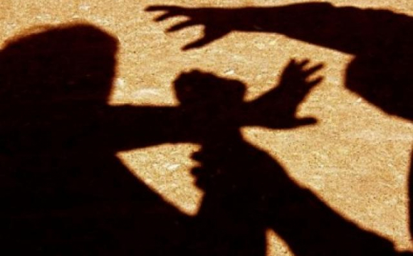 У Берегові троє чоловіків побили в громадському закладі жінку