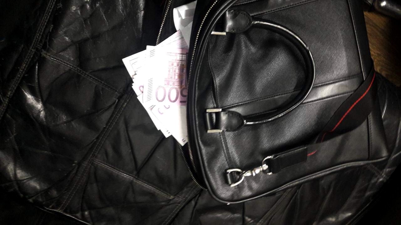 На митниці на Закарпатті в українця конфіскували 25 тис євро, які він хотів незаконно провезти через кордон (ФОТО)