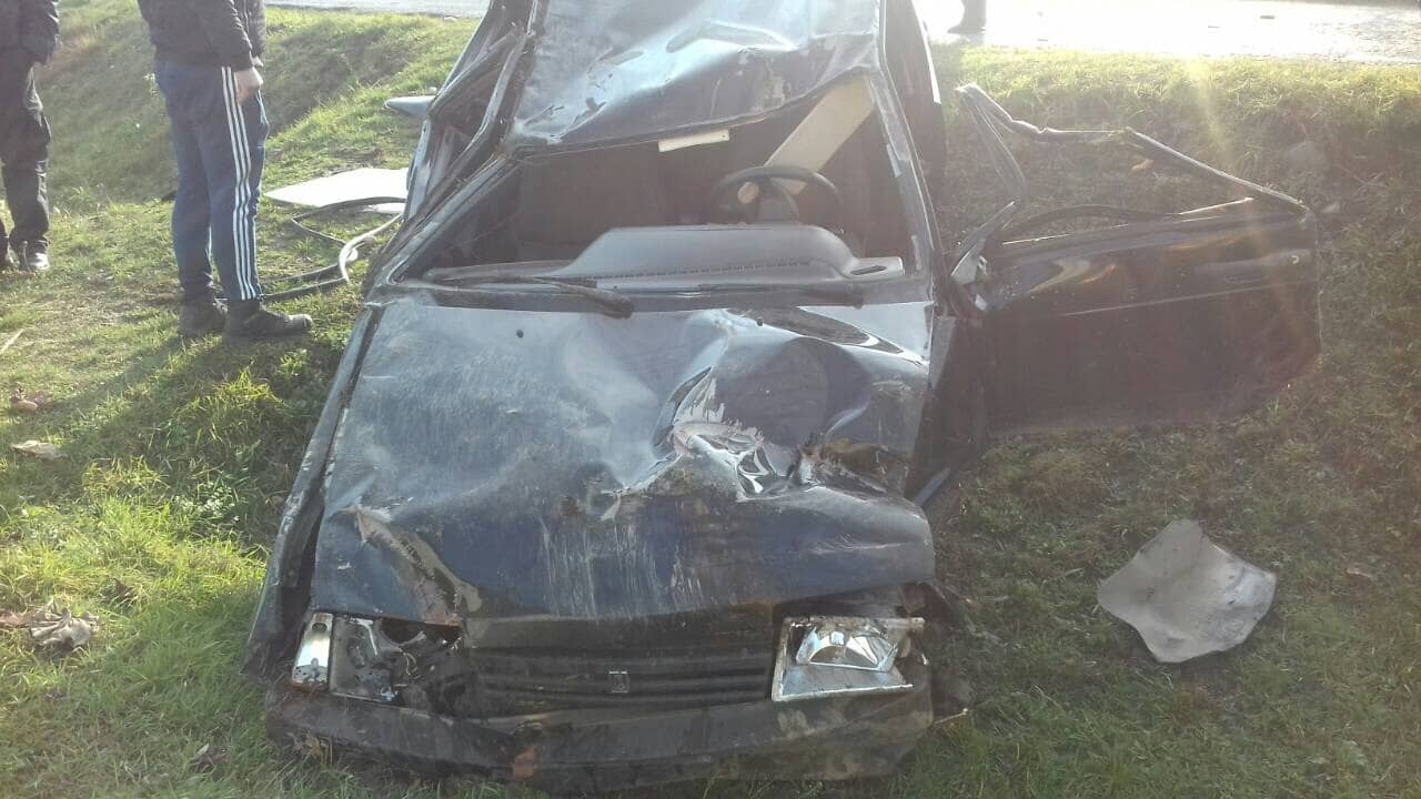 На Свалявщині ВАЗ з'їхав на узбіччя й перекинувся, травмувалися водій та пасажирка (ФОТО)