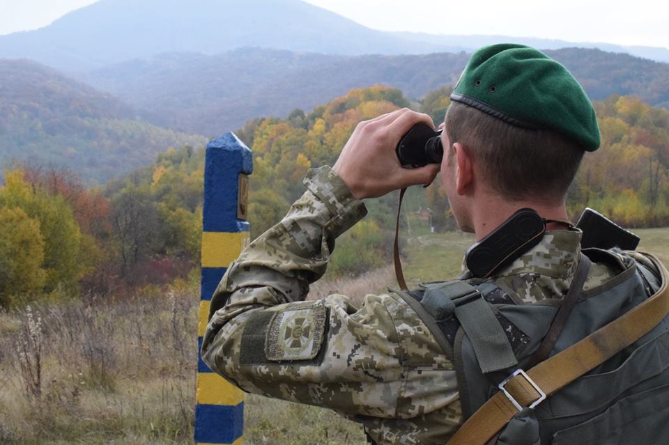 Неподалік Ужгорода затримали Volvo під керуванням українця, що перевозив двох нелегалів-в'єтнамців 