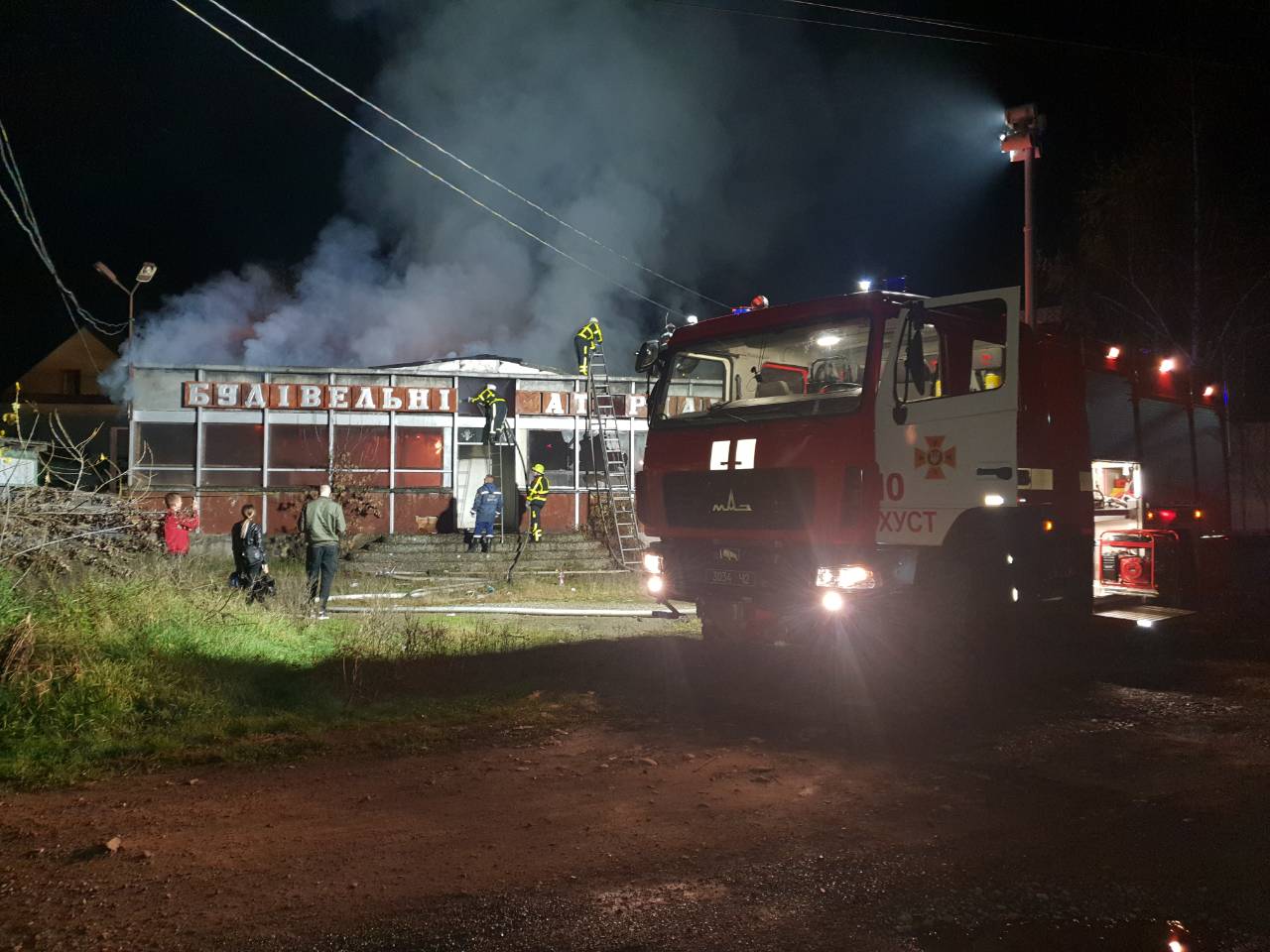 У Хусті гасили пожежу в будівлі недіючого магазину (ФОТО)