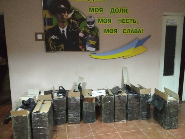 На Закарпатті після втечі контрабандиста знайшли 12 покинутих пакунків сигарет (ФОТО)