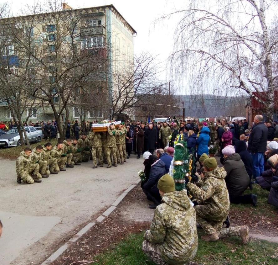 На Хмельниччині провели в останню путь прикордонника, котрий загинув унаслідок наїзду автівки контрабандиста на Закарпатті (ФОТО)