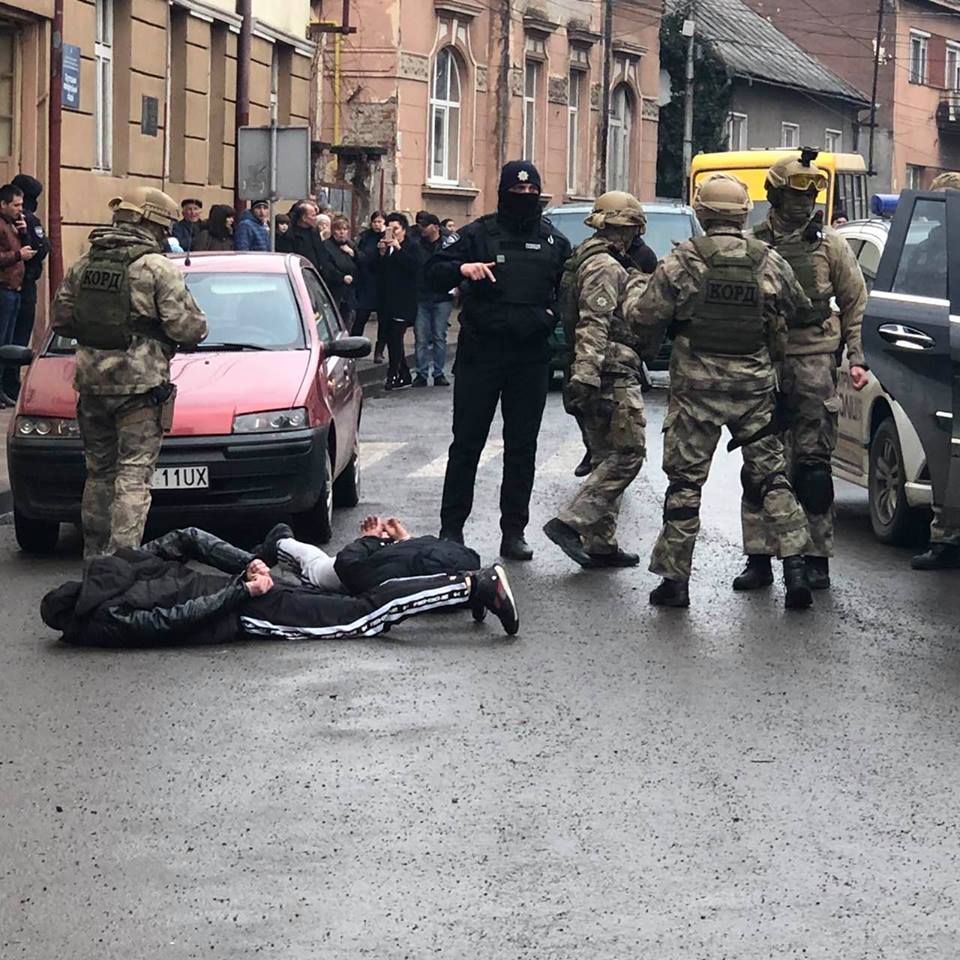 В Хусті "кіношно" затримали наркоторгівців (ФОТО, ВІДЕО)