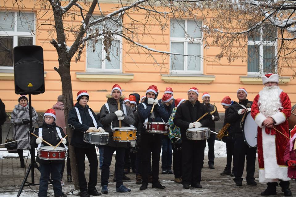 ФОТОФАКТ. У Берегові урочисто запалили вогні головної ялинки міста