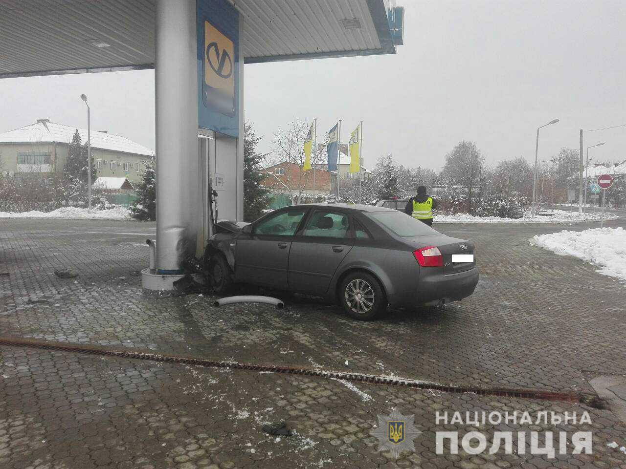 У Берегові нетверезий водій врізався у бензоколонку, а в Перечині п'яний керманич тікав від поліції (ФОТО)