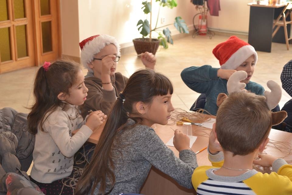 На майстер-класі у скансені в Ужгороді дітлахи виготовляли ялинкові прикраси-дзвіночки (ФОТО)