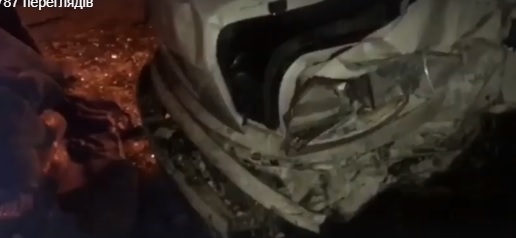 У ДТП в Ужгороді, де авто врізалося у зупинку, продавчині квіткового магазину розтрощило ноги (ВІДЕО)