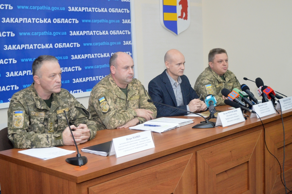 Закарпатці після оголошення воєнного стану, не чекаючи викликів і повісток, приходять до військкоматів