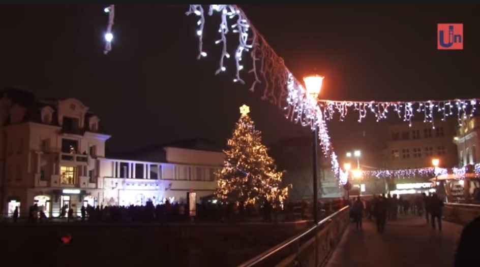 Головна ялинка Ужгорода засяяла святковими вогнями (ВІДЕО)