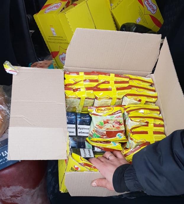 На Закарпатті румун нагамагався провезти через кордон 100 пачок сигарет, заховавши їх у коробках з "Мівіною" (ФОТО)