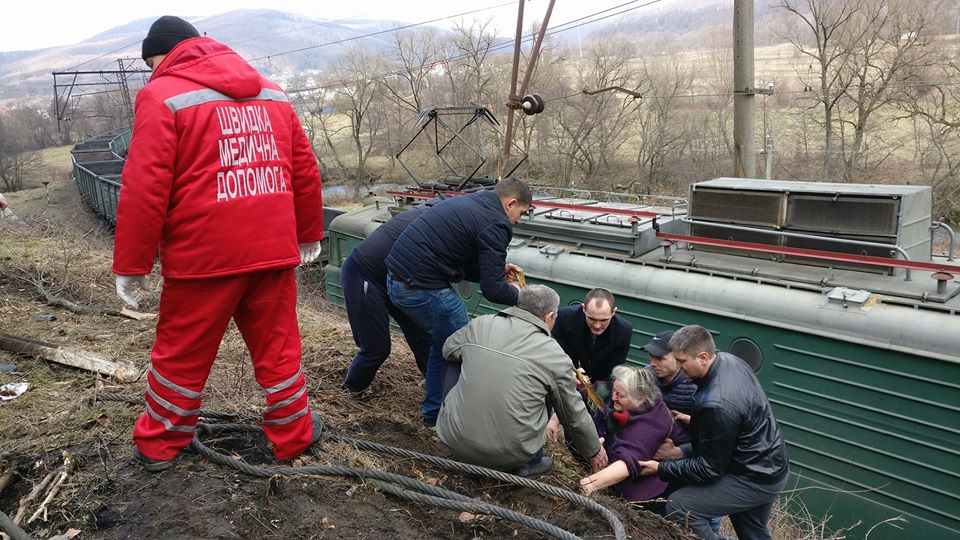 Біля Малого Березного мікроавтобус з людьми злетів з дороги вниз на залізничну колію (ФОТО)
