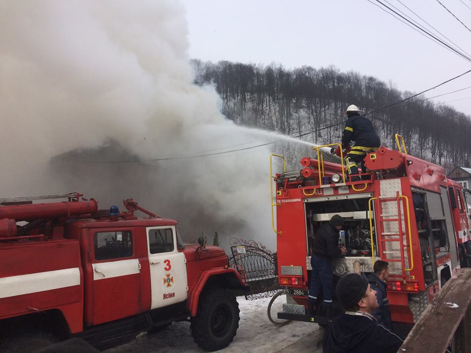 У Квасах на Рахівщині гасили палаючий будинок (ФОТО)
