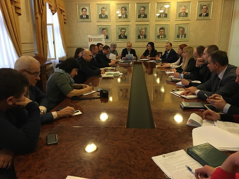 Закарпатська митниця ДФС за "круглим столом"  повідомила "євробляхарям", що все має бути за законом (ФОТО)