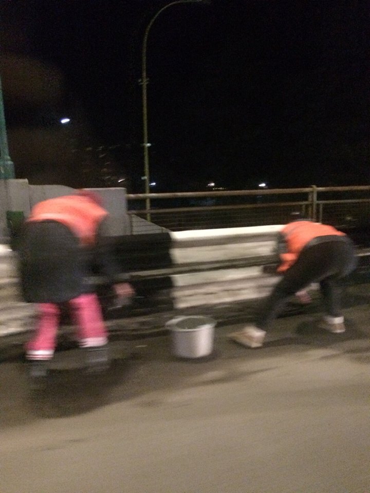 ФОТОФАКТ. У переддень приїзду на Закарпаття Марини Порошенко в Ужгороді вночі вручну мили транспортний міст
