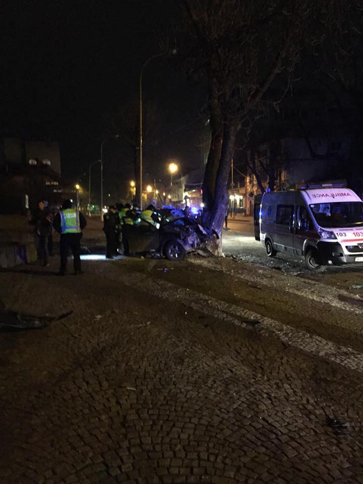 В Ужгороді Range Rover влетів у дерево: 3 студенти-іноземці загинули, ще один – вижив (ФОТО)