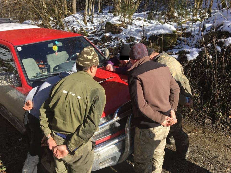 На Рахівщині затримали групу контрабандистів, що їхали в авто із готовими до переправлення 18 пакунками сигарет(ФОТО)