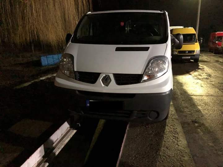 На "Лужанці" через 250 пачок контрабандних сигарет угорець позбувся свого мікроавтобуса (ФОТО)