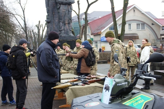 У Виноградові виставкою та частуваннями в польовій кухні популяризують військову службу (ФОТО)