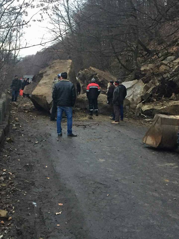 ФОТОФАКТ. У Ганичах на Тячівщині величезні брили каміння впали на дорогу