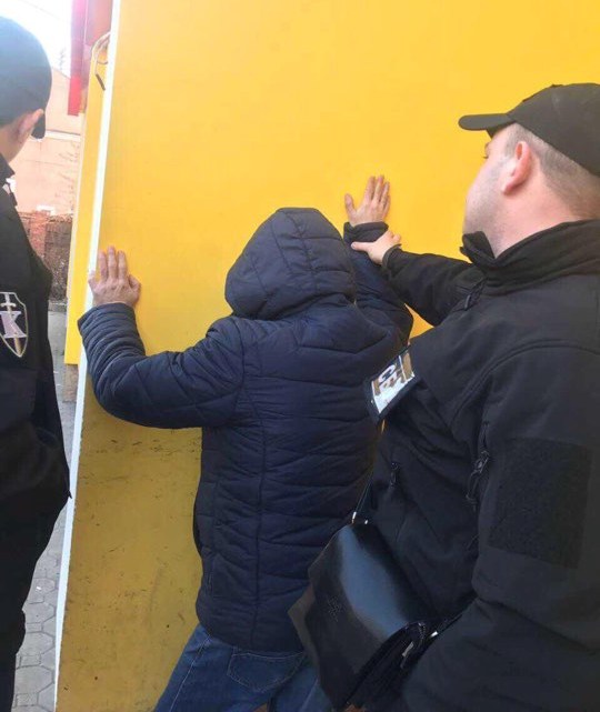 У Хусті затримали посадовця ДАБІ, який за хабар у 5 тис грн обіцяв узаконити самовільно збудований магазин (ФОТО)