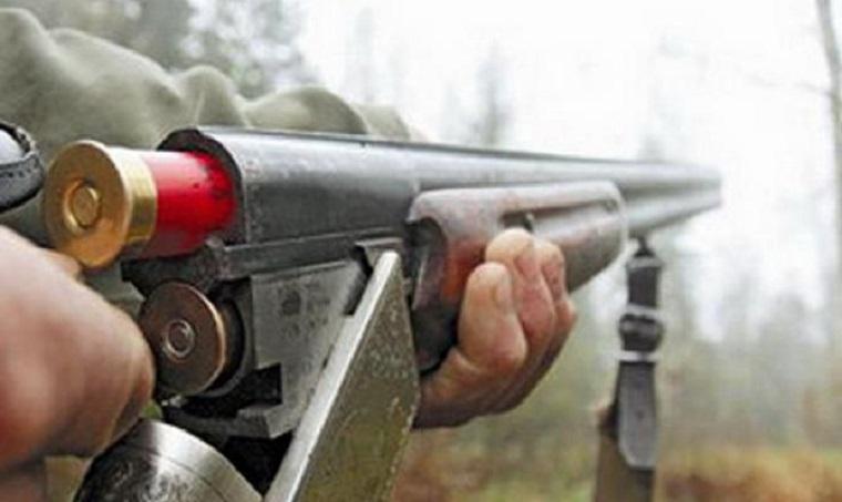 У будинку браконьєра на Рахівщині під час обшуку знайшли незареєстровану мисливську рушницю та м'ясо диких тварин