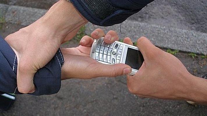 У Мукачеві підліток силою відібрав у 10-річного хлопця телефон, а на Рахівщині чоловік пограбував односельця