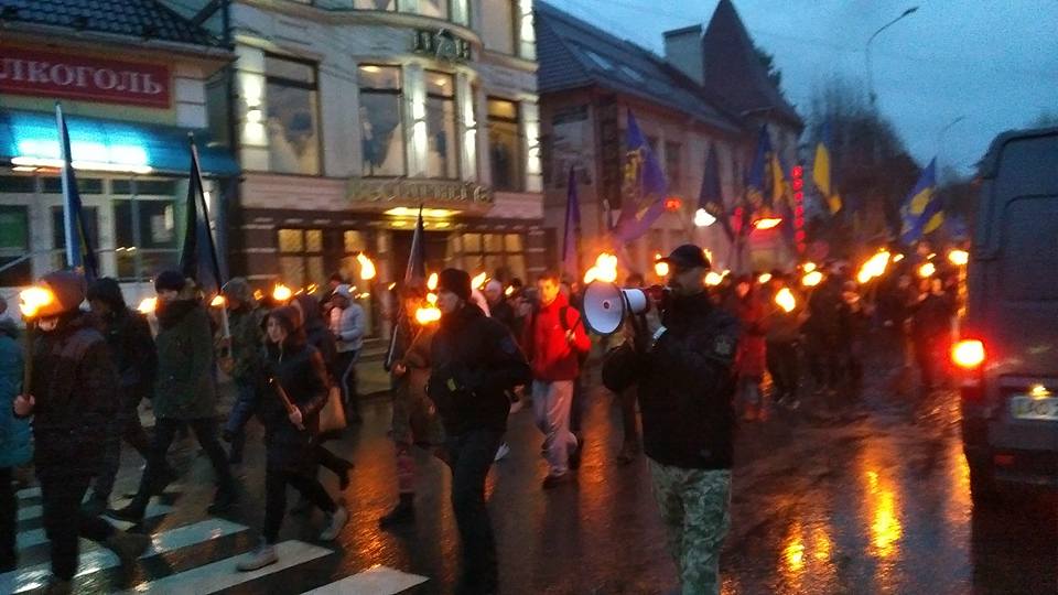 У Хусті відбувся смолоскипний марш націоналістів (ФОТО, ВІДЕО)