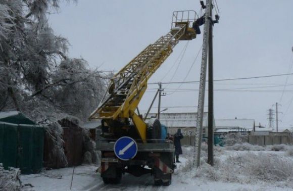 Майже у всіх знеструмлених негодою населених пунктах Закарпаття відновлено електропостачання