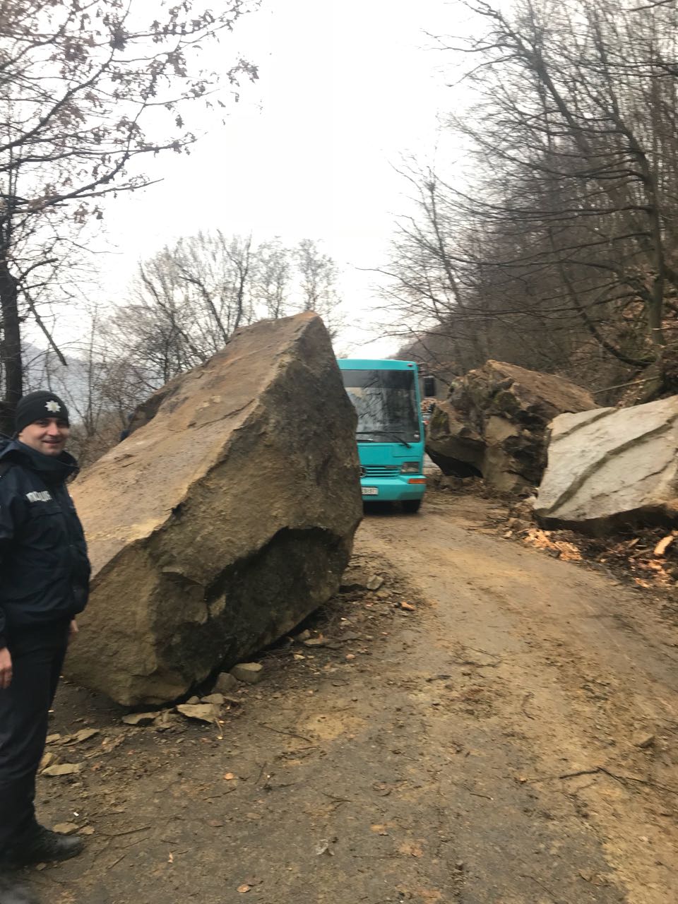 На Тячівщині розчищають дорогу після зсуву селевого потоку та кам’яної породи (ОФІЦІЙНО) (ФОТО) 