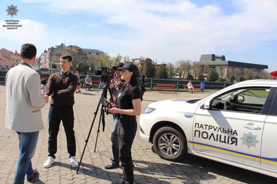 В Ужгороді можна було поспілкуватися з патрульними просто неба (ФОТО)