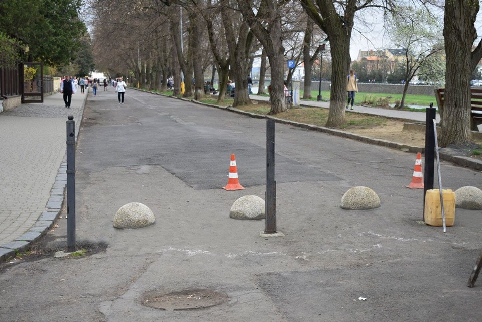 В Ужгороді на набережній Незалежності з'явилися додаткові обмежувачі-півкулі (ФОТО)