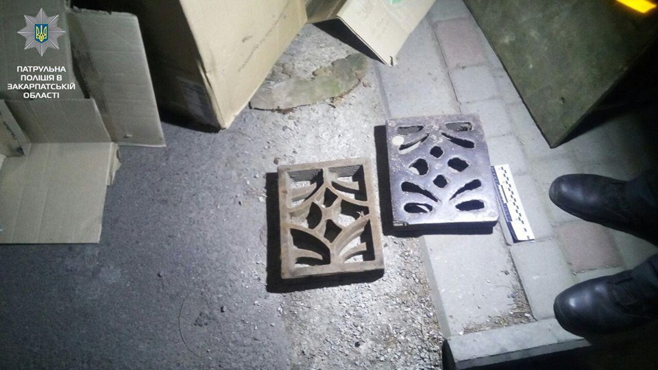 В Ужгороді спинили жінку, що перевозила у візку решітки від зливових люків (ФОТО)