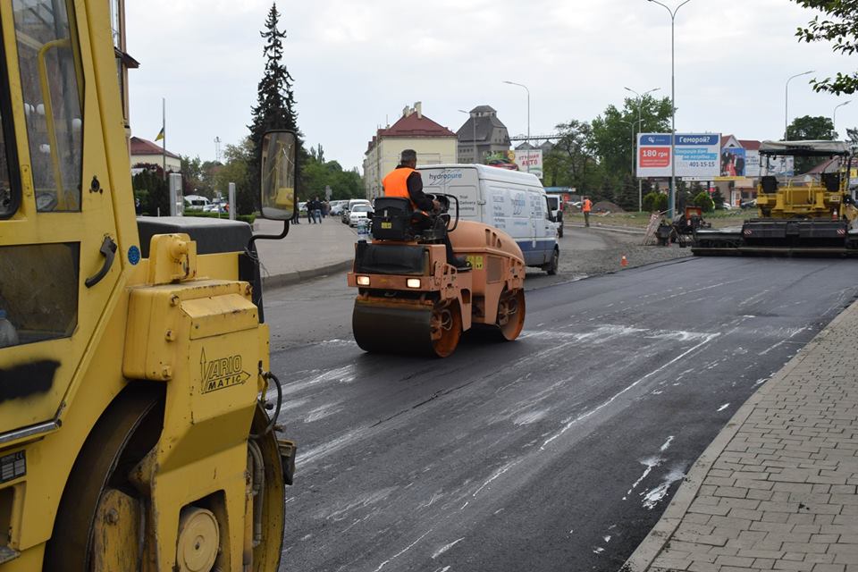 ФОТОФАКТ. В Ужгороді завершують реконструкцію на площі Георгія Кірпи