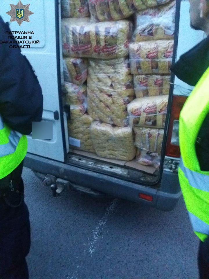 У Нижніх Воротах зупинили мікроавтобус, що без жодних документів перевозив товар іноземного виробництва (ФОТО)