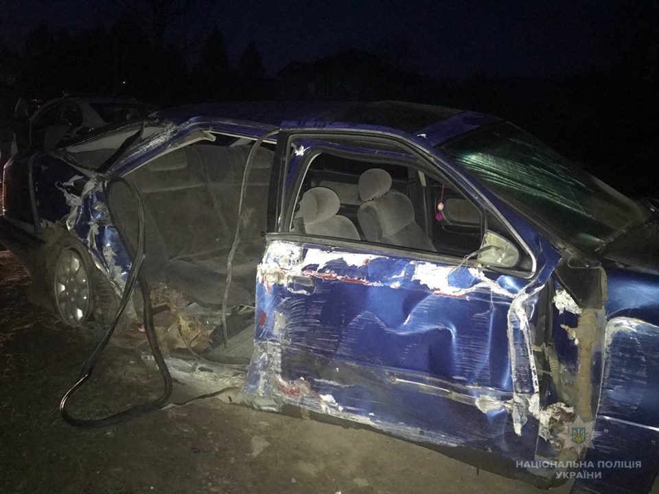 На Перечинщині п'яний 17-річний юнак без водійського посвідчення в'їхав у стовп на батьківському "Форді" (ФОТО)