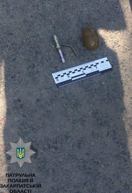 У Мукачеві чоловік намагався покращити свій фінансовий стан, продаючи бойову гранату (ФОТО)
