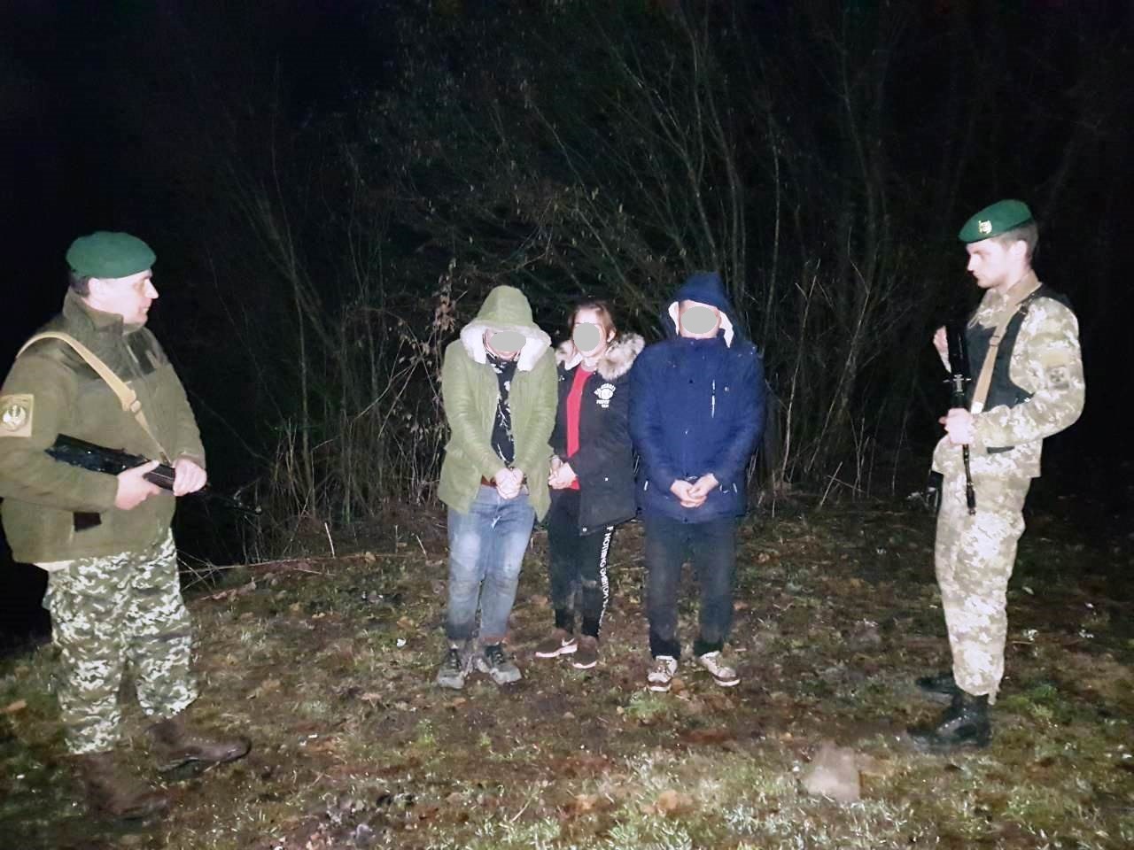 Неподалік Ужгорода трьом в'єтнамцям-нелегалам зупинили шлях до Словаччини (ФОТО)